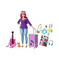barbie voyage poupée daisy aux cheveux roses avec sa valise, figurine de chat, guitare, autocollants et accessoires, jouet pour enfant, fwv26