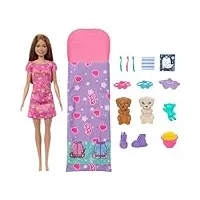 barbie soirée pyjama chiots coffret avec poupée, 2 figurines de chiots et plus de 10 accessoires, changement de couleur, sac de couchage, masques pour les yeux et plus encore, hxn01